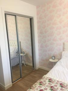 ラーウィックにあるStunning 1 Bedroom Lerwick Town Centre Apartmentのベッドルーム1室(ベッド1台付)