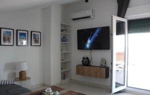 Μια τηλεόραση ή/και κέντρο ψυχαγωγίας στο Apartman Buba