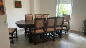 HelfantHelfant Luxembourg Standard Double Room 7的配有木桌椅的餐厅