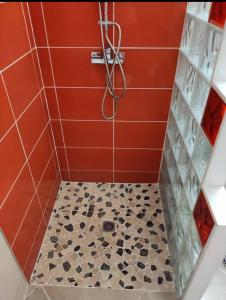 eine Dusche mit roten Wänden und einem schwarz-weißen Fliesenboden in der Unterkunft T-Syssy Loft, Marin direction Sainte Anne et routes des plages du SUD in Le Marin + 11 Fotos