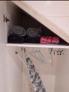 ein Regal mit gefalteten Handtüchern und einem Handtuch in der Unterkunft T-Syssy Loft, Marin direction Sainte Anne et routes des plages du SUD in Le Marin