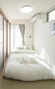 nearest yamate line ebisu walk for 5 min客房内的一张或多张床位