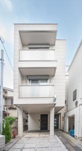 东京nearest yamate line ebisu walk for 5 min的带阳台的白色砖砌建筑