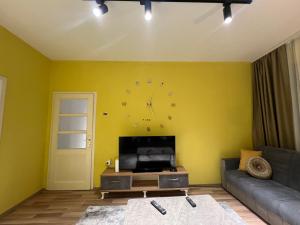Uma área de estar em Adi's apartmant