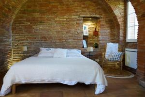 Un pat sau paturi într-o cameră la Le Clos du Pīgeonnier - Gîte de charme +42 fotografii