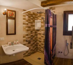A bathroom at Borda Fuertes
