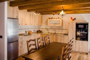 A kitchen or kitchenette at Borda Fuertes