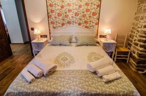 A bed or beds in a room at Borda Fuertes