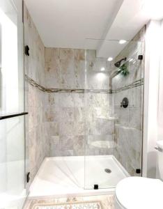 Un baño con ducha, inodoro y lavabo. en 18-Acre Waterfront Sanctuary Peace and Privacy, en Ridge 29 fotos más