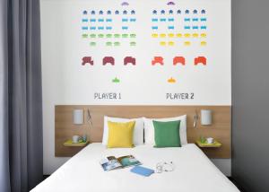 um quarto com uma cama com livros em Ibis Styles Budapest Center em Budapeste