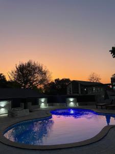 Una gran piscina con una puesta de sol al fondo en Summerwood Contractors Home, en Nelspruit