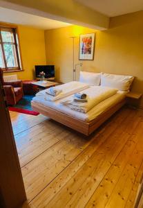 a bedroom with a large bed in a room at Quartier am Brunnen in Quedlinburg