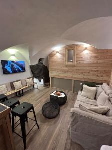 una sala de estar con un sofá y una mesa en Appartement neuf à 300m des pistes, en Saint-Chaffrey