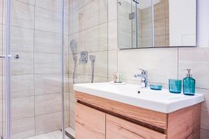 łazienka z umywalką i prysznicem w obiekcie Apartment Deluxe - with Aircondition! w Wiedniu +12 zdjęć