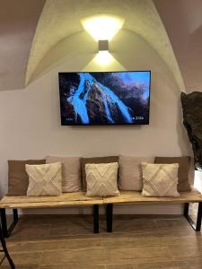 sala de estar con sofá y TV en la pared en Appartement neuf à 300m des pistes, en Saint-Chaffrey 9 fotos más