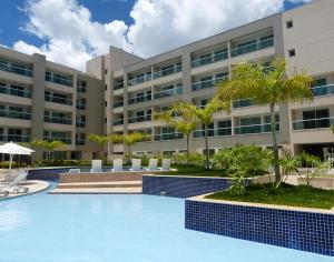 an empty swimming pool in front of a building at Fabuloso - Brisas do Lago in Brasília