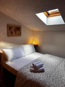 a bedroom with a bed with a towel on it at FreeMood Campaegli in Campaegli