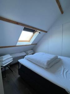 a bedroom with a large bed with a window at De Gouwe Leeuw in Woerdense Verlaat
