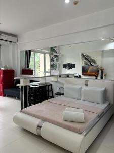 纳苏格布Beach condos at Pico de Loro Cove - Wi-Fi & Netflix, 42-50''TVs with Cignal cable, Uratex beds & pillows, equipped kitchen, balcony, parking - guest registration fee is not included的一间带大床的卧室和一间厨房