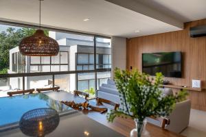 TV a/nebo společenská místnost v ubytování Pé na Areia - 2 Suítes e Jacuzzi em Condomínio de Luxo!