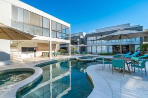Bazén v ubytování Pé na Areia - 2 Suítes e Jacuzzi em Condomínio de Luxo! nebo v jeho okolí