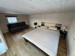 Postel nebo postele na pokoji v ubytování Kadaksalu with sauna hinnas