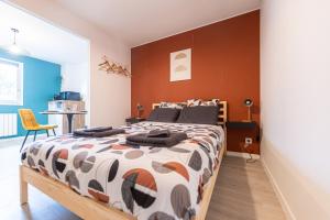 a bedroom with a large bed with a wooden headboard at S1 SWEET HOMES Angoulême I Secteur Champs de Mars I Studio 2 couchages - Animaux acceptés in Angoulême