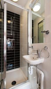 Kylpyhuone majoituspaikassa Dover Hotel - B&B