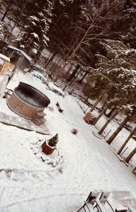 een boot in de sneeuw naast een hek bij Rzeczny Zakątek in Zawoja