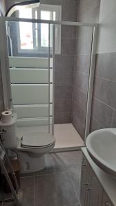 Ένα μπάνιο στο Villa with 4 Bedrooms and 2 Bathrooms and 1 Pool