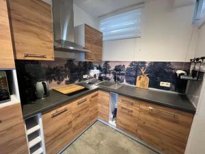 a kitchen with wooden cabinets and a counter top at Ferienwohnung Vino Palatina in Maikammer