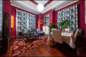 a living room with pink walls and a table and chairs at Triana modernista in Las Palmas de Gran Canaria