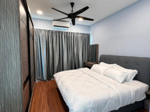 Hermosa Homestay في لاهاد داتو: غرفة نوم بها سرير ومروحة سقف +11 صورة