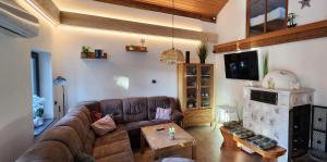 Una sala de estar con un sofá marrón y una mesa. en Ferienhaus Bayerischer Wald, en Regen