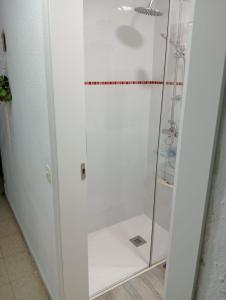 a shower with a glass door in a room at Habitación 1 Piso Particular Castilleja de la Cuesta in Castilleja de la Cuesta