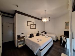 Postel nebo postele na pokoji v ubytování Athos Hotel