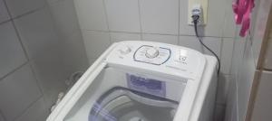 ヴィラ・ヴェーリャにあるAp do Danのバスルームの隅にある洗濯機