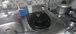 ヴィラ・ヴェーリャにあるAp do Danの台所用シンク(黒い蓋付) +24枚の写真