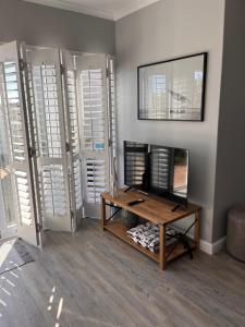 een kamer met een tafel en een spiegel aan een muur bij Cozy Cottage in Kaapstad