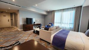 Televizorius ir (arba) pramogų centras apgyvendinimo įstaigoje Sherao Hotel Doha فندق شراعوه الدوحة