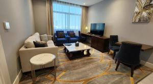 Televizorius ir (arba) pramogų centras apgyvendinimo įstaigoje Sherao Hotel Doha فندق شراعوه الدوحة