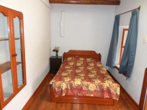 a bedroom with a bed and a window at OkiDoki Cusco Hostal in Cusco