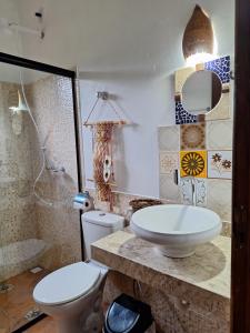 ein Badezimmer mit Waschbecken und Toilette in der Unterkunft Casa Mirante da Serra in Cavalcante