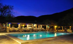 a swimming pool in front of a building at night at Fazenda Hotel Pedra dos Ventos in Quixadá +47 photos