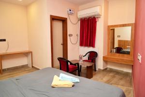 Postel nebo postele na pokoji v ubytování Nirmalya Guest House