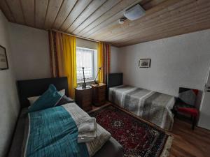 a small room with two beds and a window at Apartment E1 - Gut ausgestattete 3-Zimmerwohnung 68 qm für 1-5 Personen 2xZZ 1xSC in Gravenwerth