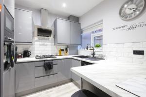 Dapur atau dapur kecil di 4BR Home Near City Centre Sleeps 10 +32 gambar