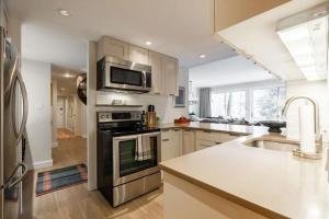 Dapur atau dapur kecil di Talisman Condos #170 condo