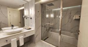 Vonios kambarys apgyvendinimo įstaigoje Sherao Hotel Doha فندق شراعوه الدوحة