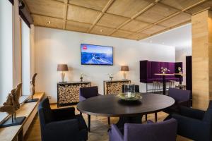 TV a/nebo společenská místnost v ubytování Hotel Exquisit